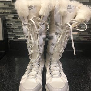 NIKE Women’s Apres Ski Winter Sneaker Boots